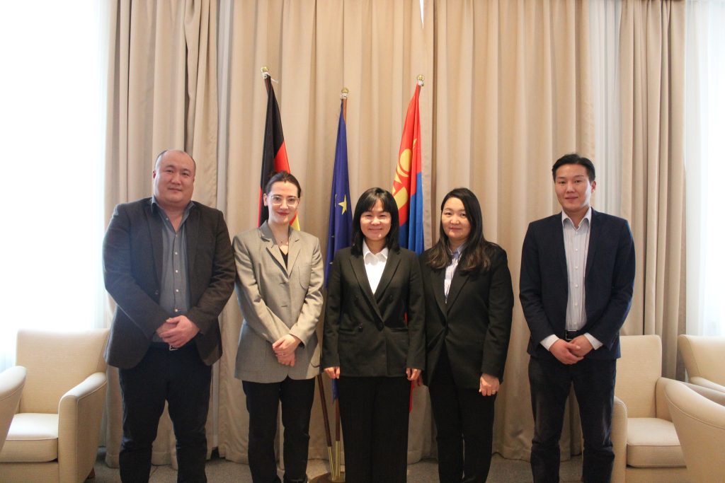 EXCHANGED OFFICIALS ON COOPERATION. — 01-01-2026