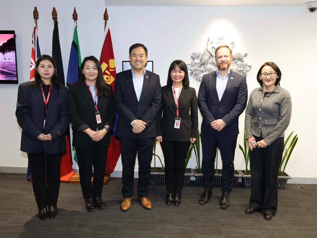 An official meeting was held with Ambassador Leo Zeng.